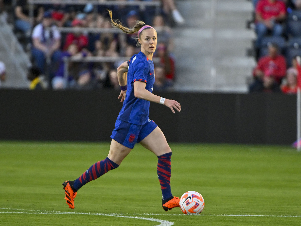 U.S. women's national team defender Becky Sauerbrunn controls the ball in a game against Ireland.